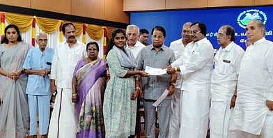 கல்வி முன்னேற்றத்தால் தமிழகம் இந்தியாவுக்கே வழிகாட்டுகிறது:
சட்டப்பேரவை துணைத் தலைவா்