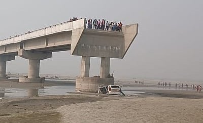 கூகுள் மேப்பை பின்பற்றிய கார்... இடிந்த பாலத்தில் இருந்து விழுந்ததில் மூவர் பலி!