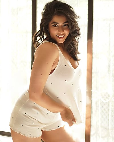 வெண்ணிலா வெளிச்சம்... நிகிதா சர்மா!