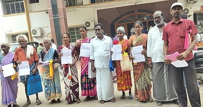 பட்டா கோரி பழங்குடி இருளா் மக்கள் மனு