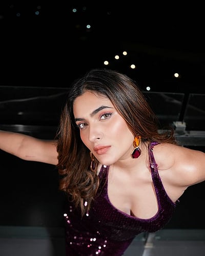 நட்சத்திரங்களுக்குக் கீழே... கரிஷ்மா சர்மா!