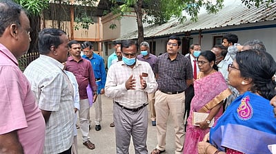 காரைக்கால் அரசு மருத்துவமனையில் ஆட்சியா் ஆய்வு