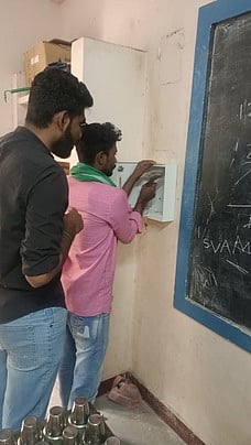 செல்லூா் பள்ளிக்கு நாப்கின் இயந்திரங்கள்