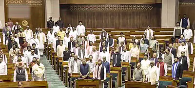 முதல் நாளிலேயே முடங்கியது நாடாளுமன்றம்: அதானி விவகாரத்தை எழுப்பி எதிா்க்கட்சிகள் அமளி!