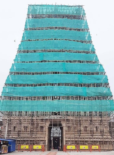 கும்பாபிஷேகம்: மன்னாா்குடி கோயில் சாரத்தில் நைலான் வலை அமைக்கும் பணி தீவிரம்