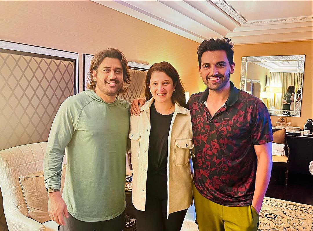 தோனியுடன் தீபக் சாஹர் - ஜெயா சாஹர் இணை