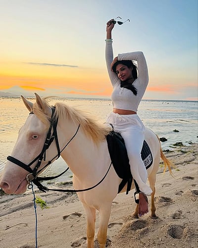 கிக்... பாலித் தீவில்... வைஷ்ணவி நாயக்!