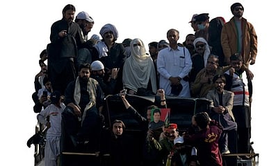 பாகிஸ்தான்: இம்ரான் கட்சியினா் போராட்டத்தில் வன்முறை