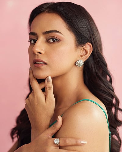 சிட்டு விழி வீசி முத்து மொழி பேசி... ஷ்ரத்தா ஸ்ரீநாத்!