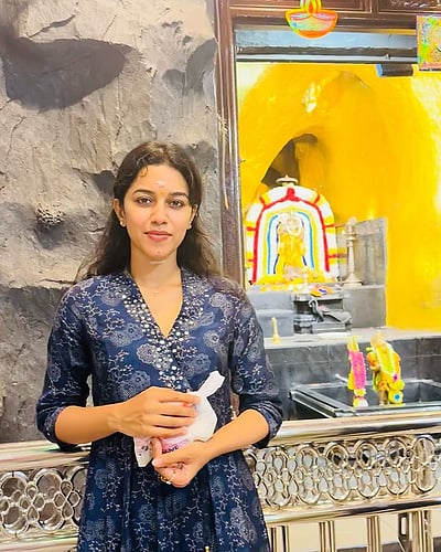 பத்துமலையிலும் மழை... மிருணாளினி ரவி!