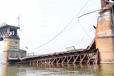 அழகுபடுத்த பல கோடி செலவு: வரலாற்றுச் சிறப்புமிக்க கான்பூர் பாலம் இடிந்து விழுந்தது!