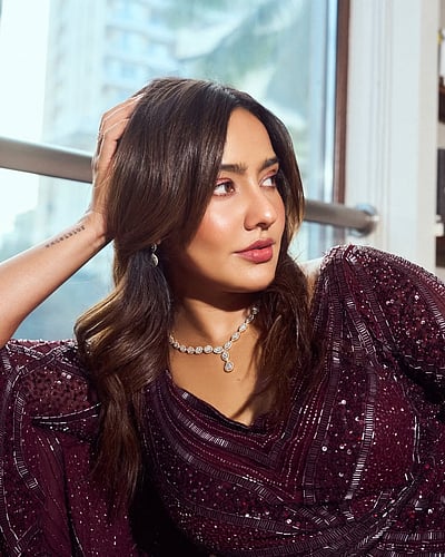 பர்ப்பிள் ஆப்பிள்... நேஹா ஷர்மா!