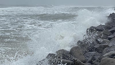 தொடரும் கடல் சீற்றம்: கடலூருக்கு பேரிடா் மீட்புப் படையினா் வருகை; வெள்ளிக் கடற்கரைக்குச் செல்ல பொதுமக்களுக்கு தடை