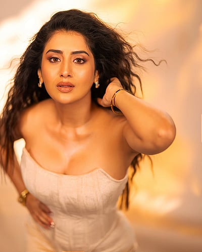 பளபளக்கும் முத்தாரமே... ராஷி சிங்