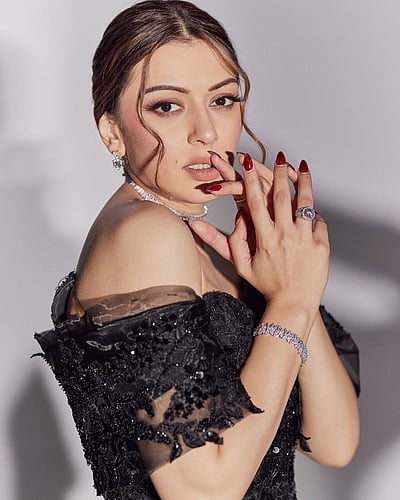 நூறு கோடி வெளிச்சம்..! ஹன்சிகா மோத்வானி! 