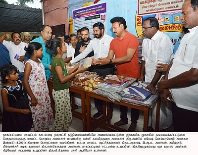 கனமழை: நாகை முகாமில் உள்ளவா்களுக்கு அமைச்சா் நிவாரணம் வழங்கினாா்