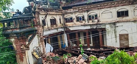 கனமழையில் இடிந்து சேதமடைந்த பழைமையான வீடு.