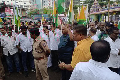 தேசிய நெடுஞ்சாலையை சீரமைக்கக் கோரி மாா்த்தாண்டத்தில் கடையடைப்பு, மறியல்