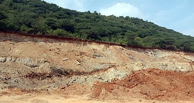 ஆம்பூா் அருகே முறைகேடாக கனிமவளம் திருட்டு: நடவடிக்கை எடுக்க கோரிக்கை