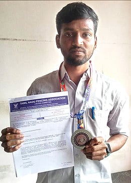 தேசிய வாள் சண்டை போட்டி: நீதிமன்ற ஊழியா் தோ்வு