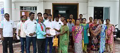 தாா்சாலை அமைக்க பொதுமக்கள் கோரிக்கை