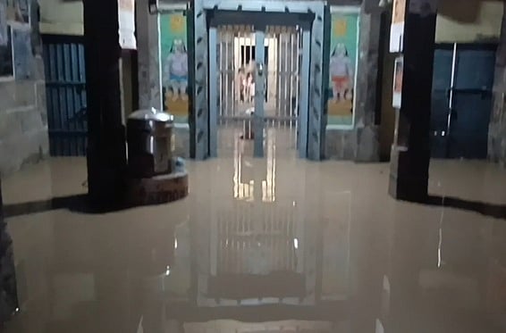 நாகையில் உள்ள சாபம் தீா்த்த விநாயகா் கோயில் கருவறைக்குள் புகுந்த மழைநீா்.