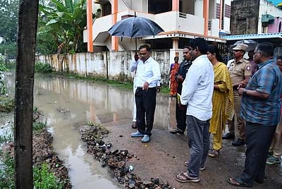 மழைநீா் வெளியேற்றும் பணி: ஆட்சியா் ஆய்வு