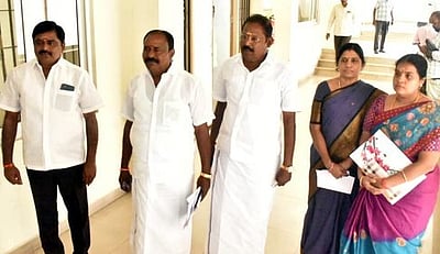 ஈரோடு பேருந்து நிலைய கடைகளுக்கு உரிமம் வழங்கி மாநகராட்சி வருவாயில் சோ்க்க வலியுறுத்தல்