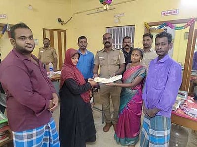 பேருந்தில் தவறவிட்ட நகை உரியவரிடம்  ஒப்படைப்பு