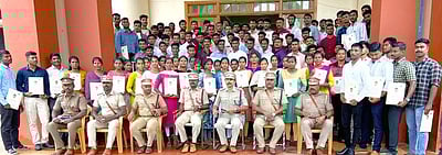 சீருடைப் பணியாளா்களுக்கு பணி நியமன ஆணைகள் அளிப்பு