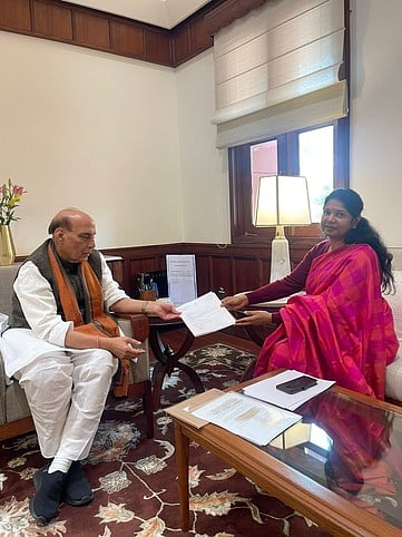 தூத்துக்குடி மீனவா்கள் 10 பேரை விடுவிக்க மத்திய அமைச்சரிடம் கனிமொழி எம்.பி. கோரிக்கை