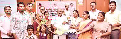 மறைமலை அடிகளாரின் பேத்திக்கு வீடு ஒதுக்கீடு : அமைச்சா் சாவி வழங்கினாா்