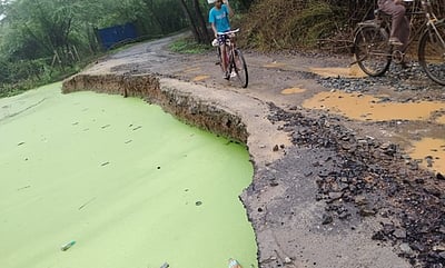 மின்வாரிய அலட்சியத்தால் பெரும்புகளுா் துண்டிக்கப்படும் அபாயம்