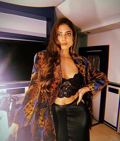 இழு... இழு... இழுக்குதடி... மாளவிகா மோகனன்!