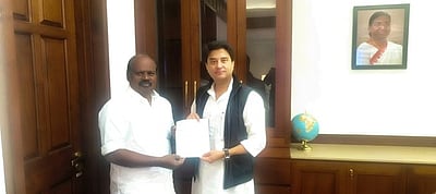 திருவாரூா் தபால் பிரிப்பகத்தை இடமாற்றம் செய்வதை தவிா்க்கக் கோரிக்கை