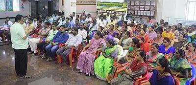 வருவாய்த் துறை அலுவலா்கள் 2-ஆம் நாளாக போராட்டம்