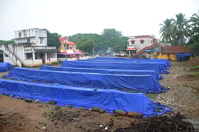 தொடா் மழையால் சூளைகளில் செங்கல் உற்பத்தி நிறுத்தம்: தொழிலாளா்களுக்கு ஊதியத்துடன் விடுப்பு