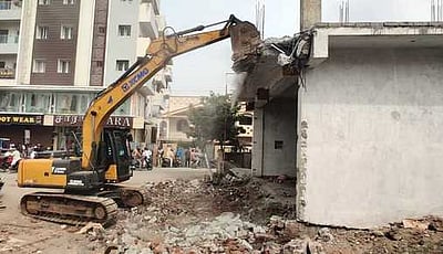 வாய்க்காலை ஆக்கிரமித்து கட்டப்பட்ட வணிக வளாகம் இடித்து அகற்றம்