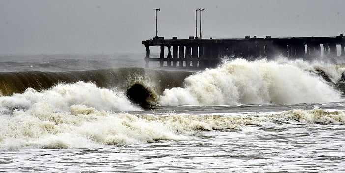 புதுச்சேரியில் புதன்கிழமை கடும் சீற்றத்துடன் காணப்பட்ட கடல்.