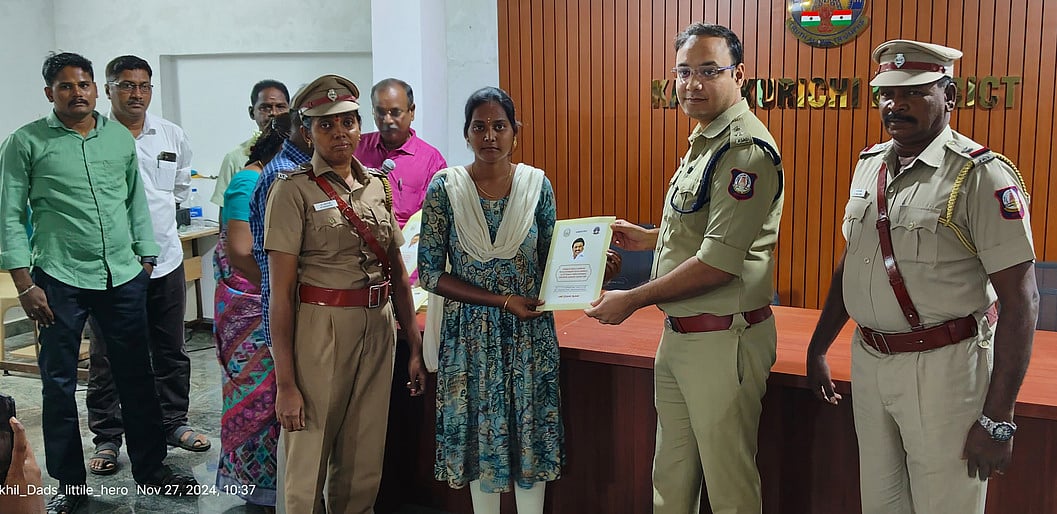 கள்ளக்குறிச்சியில் சீருடைப் பணியாளா் பணிக்கு தோ்வான பெண்ணுக்கு பணி நியமன ஆணையை வழங்கிய எஸ்.பி.ரஜத் சதுா்வேதி.