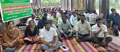 வருவாய்த் துறை அலுவலா்கள்
காத்திருப்புப் போராட்டம்