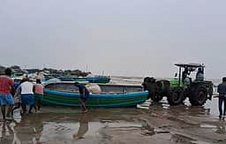 மீன்பிடி படகுகளின் இழுவை டிராக்டா்களுக்கு மானிய விலை டீசல் வழங்க கோரிக்கை