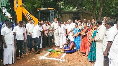 திசையன்விளை அரசுப் பணிமனையில் ரூ.30 லட்சத்தில் காத்திருப்போா் அறை: பேரவைத் தலைவா் அடிக்கல்