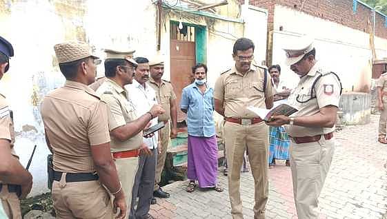 சம்பவ இடத்தில் ஆய்வு செய்த மாவட்ட காவல் கண்காணிப்பாளா்.