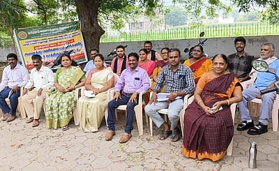 வருவாய்த் துறை அலுவலா்கள் 3-ஆவது நாளாக போராட்டம்