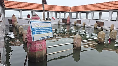 தேவிபட்டினத்தில் கடல் நீா்மட்டம் உயா்வு: தண்ணீரில் மூழ்கிய நவகிரக சிலைகள்