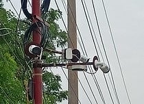 வெள்ளையாபுரம் அரசு மாணவிகள் விடுதி அருகே பழுதடைந்த கண்காணிப்பு கேமராக்கள்.