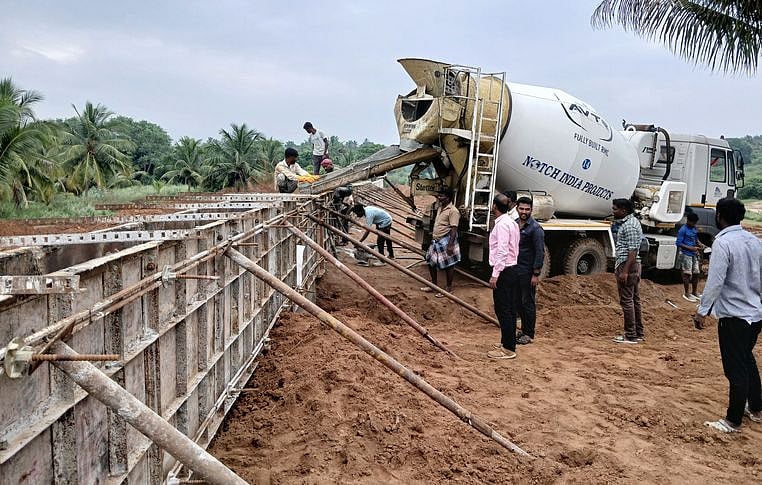 மதுரை சமயநல்லூா் அருகே அதிசயம் பூங்கா பின்புறம் உள்ள வைகை ஆற்றின் வடகரையில் வியாழக்கிழமை சாலை தடுப்புச் சுவா் அமைக்கும் பணியில் ஈடுபட்ட தொழிலாளா்கள்.