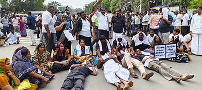 சொத்து வரி உயா்வுக்கு எதிா்ப்பு: சாலை மறியலில் ஈடுபட்ட அதிமுக, கம்யூனிஸ்ட் கவுன்சிலா்கள் கைது