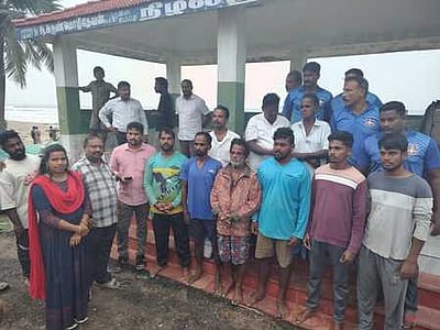 கடலில் சிக்கி தவித்த மீனவா்கள் ஹெலிகாப்டா் மூலம் மீட்பு